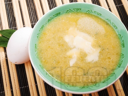 Градинарска супа от тиквички, яйца и кашкавал - снимка на рецептата